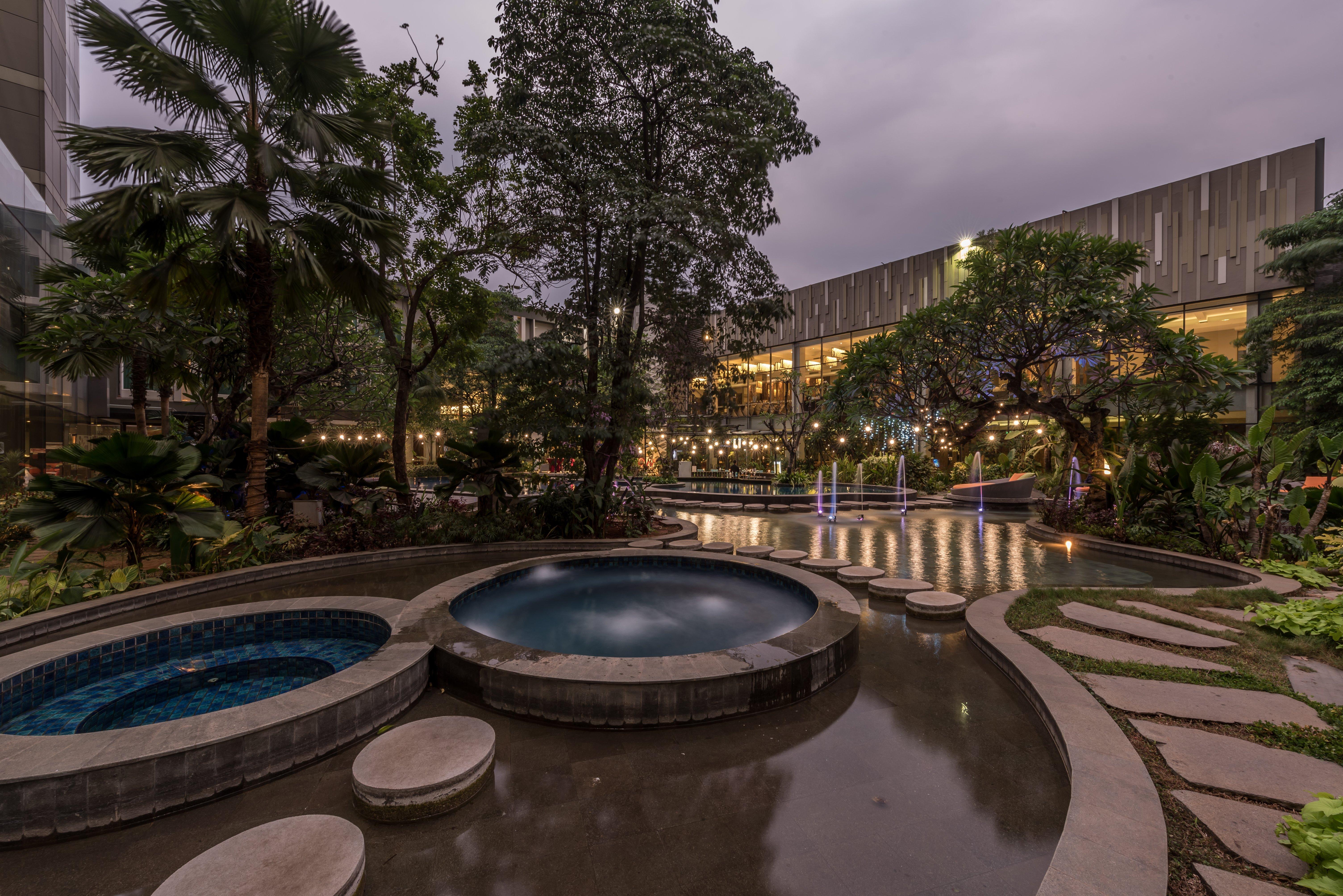 Holiday Inn Cikarang Jababeka By Ihg Buitenkant foto