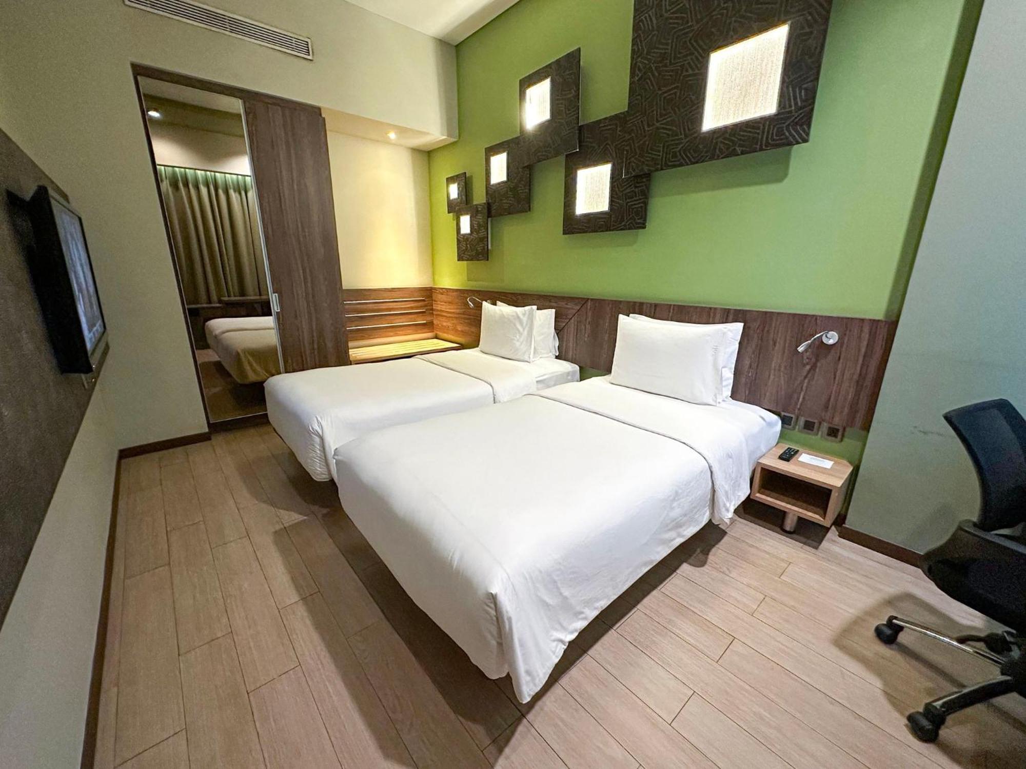 Holiday Inn Cikarang Jababeka By Ihg Buitenkant foto